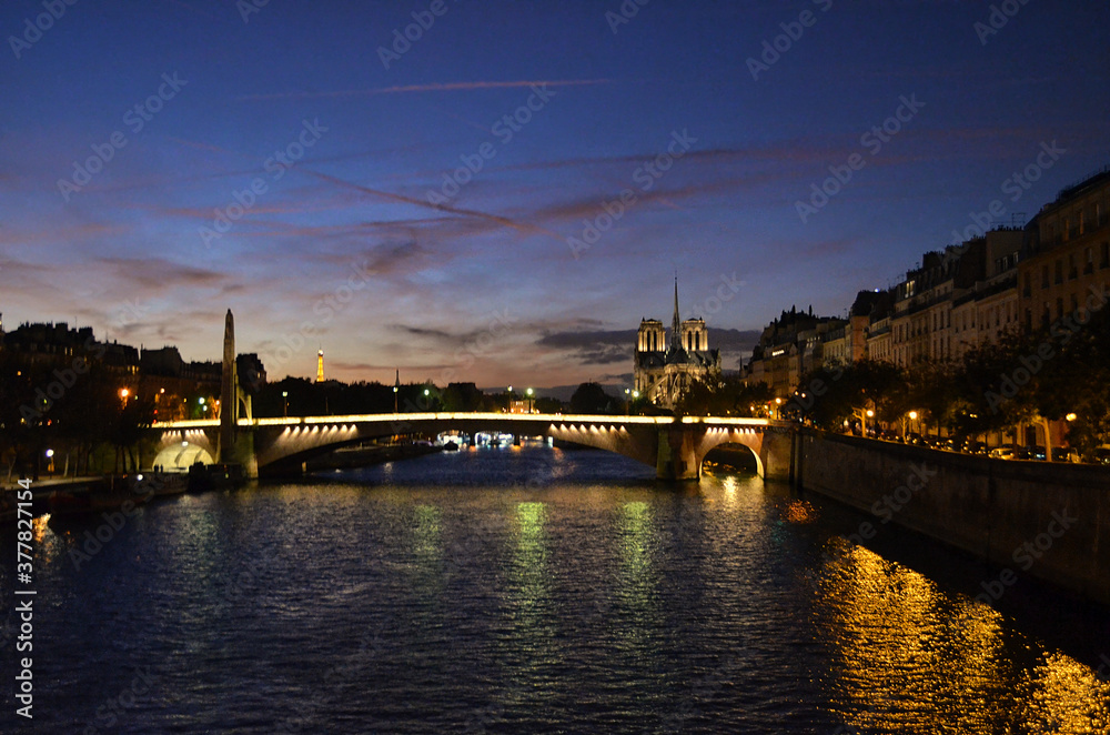 Fototapeta premium Paris, France - The Seine & Notre Dame at Night from Pont du Sully
