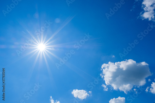 【写真素材】 真夏の青空と太陽 背景素材 8月 コピースペース 