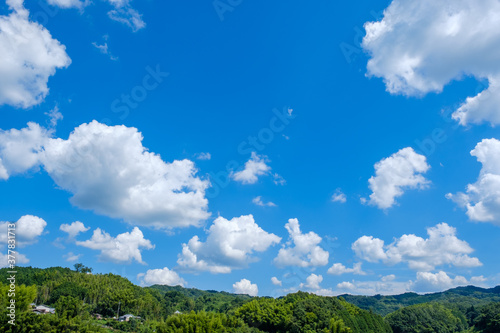 【写真素材】 真夏の青空と山　背景素材　8月　コピースペース photo