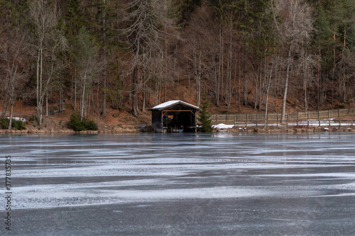 Kleines Bootshaus am zugefrorenen See