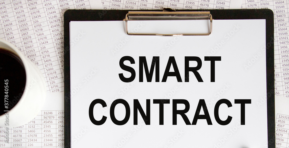 On the sheets for notes the inscription SMART CONTRACT, next to a pencil, a calculator. Business concept. On the sheets for notes the inscription SMART CONTRACT, next to a pencil, a calculator. Business concept.