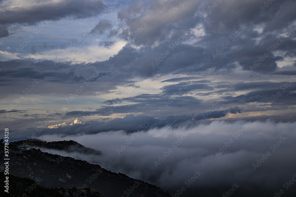 Montañas cubiertas por la niebla