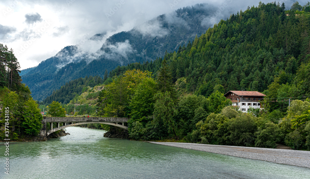Brücke am Fluss Lech in Tirol