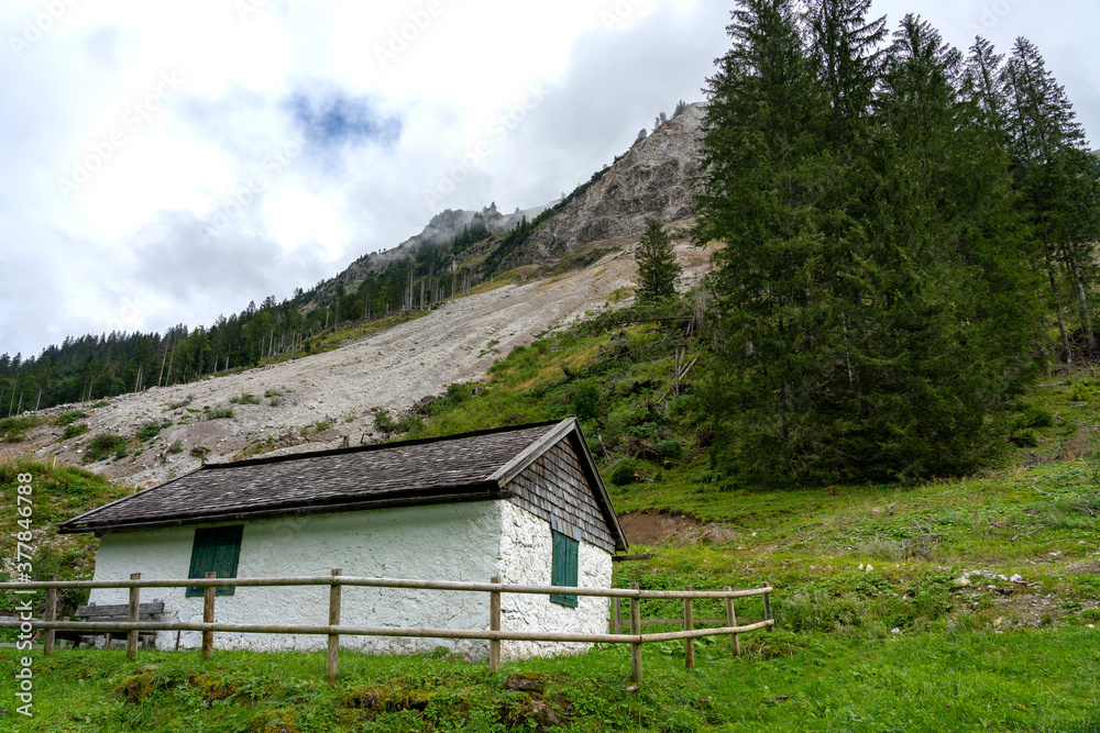 kleine Berghütte am Vilsalpsee in Tirol, Österreich kleine Berghütte am Vilsalpsee in Tirol, Österreich