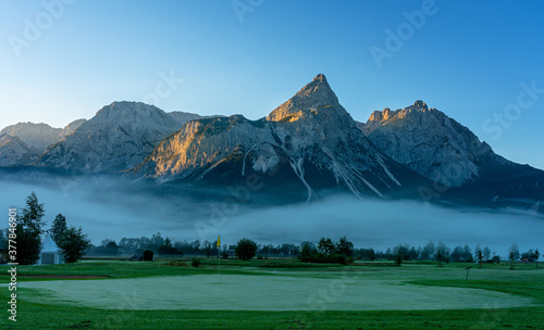 Morgennebel im Tal am Wettersteingebirge und dem Sonnengipfel in Ehrwald, Tirol, Österreich