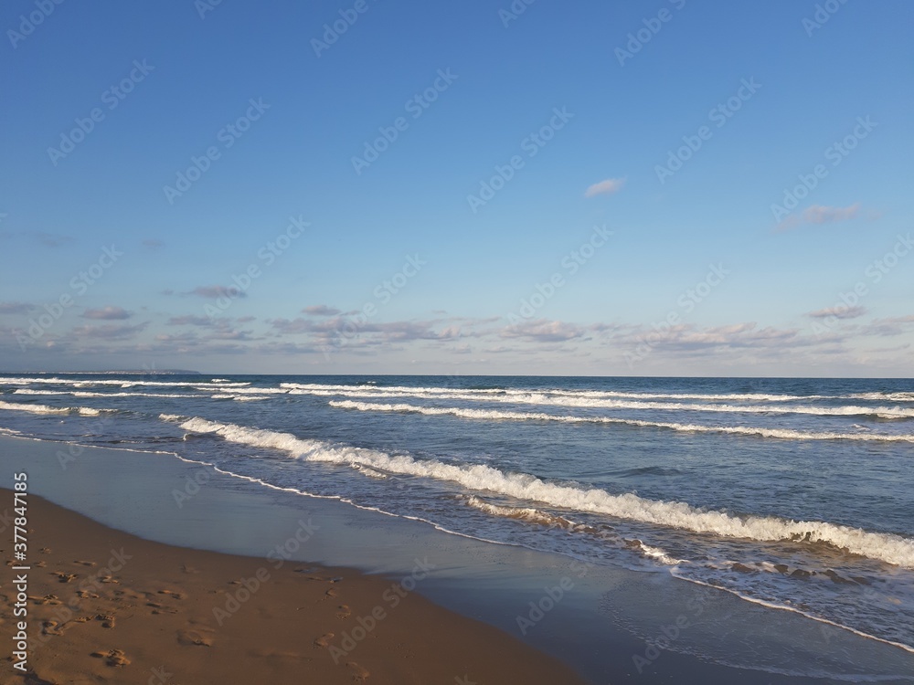 Olas rompiendo en la orilla de una playa Mediterránea en una tarde de septiembre Olas rompiendo en la orilla de una playa Mediterránea en una tarde de septiembre