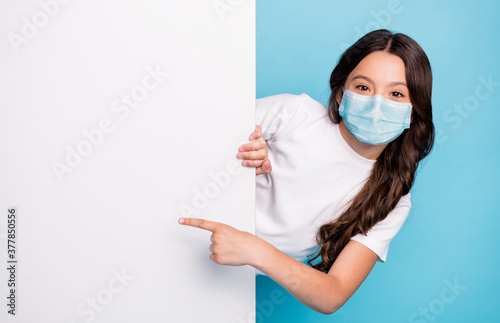Cuadro en lienzo Close-up portrait cheerful cheery wavy-haired girl demonstrating empty space ad
