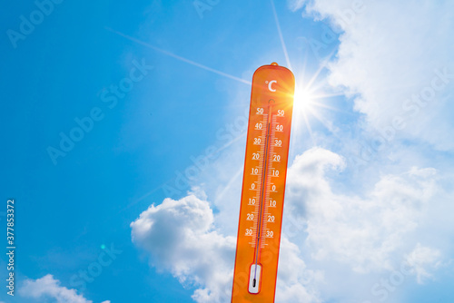 Photos thermomètre affichant une très forte température par une météo de canicule