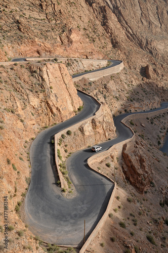 Carretera de montaña en la Garganta del Dades en el sur de Marruecos photo