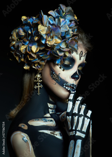 Bilde på lerret Halloween beauty portrait of a skeleton woman of death, the makeup on the face