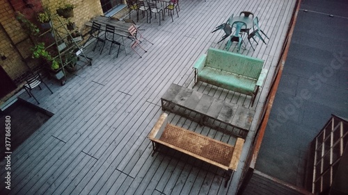 Dach Terrasse mit Sitzmöbel im Hinterhof im Gewerbepark 