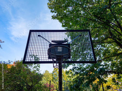 Obraz na płótnie A basketball hoop on a playground w salonie