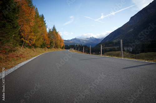 Cuadro en lienzo the Mountain road