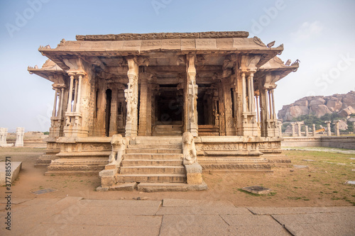 stone chariot vijaya vithala temple main attraction at hampi, karnataka, india
 photo