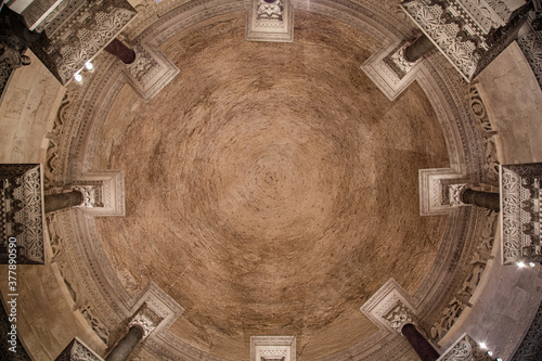 Ocho columnas de granito sobre techo en forma de cúpula photo