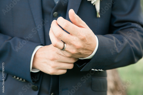 Details of the groom and bride on the day of their wedding © Thomas