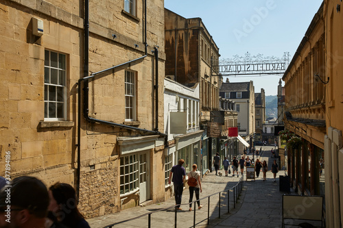 Obraz na płótnie Looking down the pedestrianised 'Bartlett Street' in Royal Bath Spa w salonie