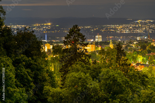 Nocny widok na Oslo, stolicę Norwegii z Carl Kjelsens park