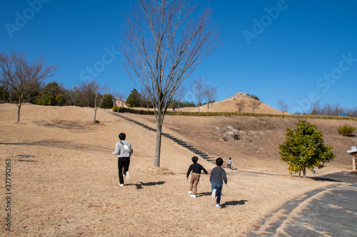 Wallpaper Mural せら夢公園の小高い丘と走る親子　広島県世羅郡  Running boys and their father to the hill at Sera-Yume Park in Sera, Hiroshima pref. Japan Torontodigital.ca