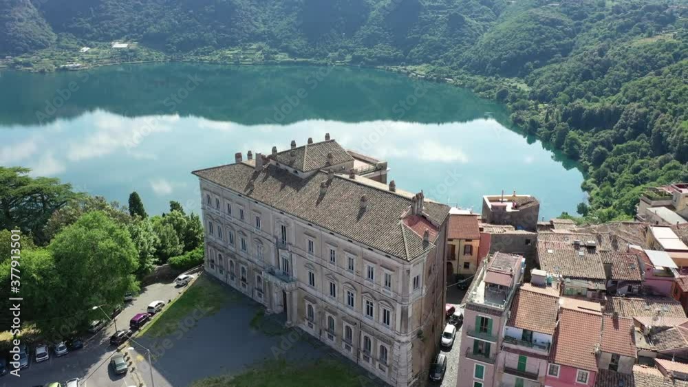 VOLANDO COL DRONE SU GENZANO DI ROMA E LAGO DI NEMI, LAZIO, ITALIA