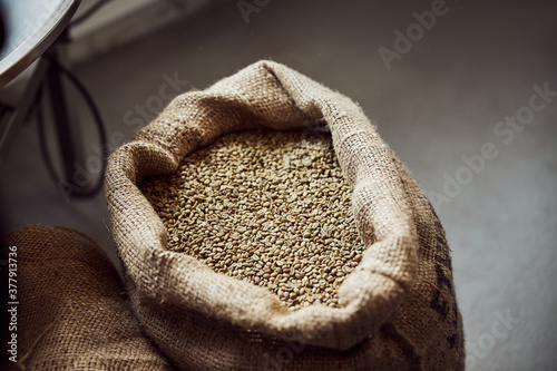 Εκτύπωση καμβά Burlap sack with green arabica coffee beans