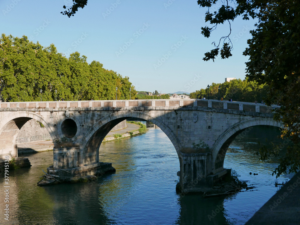 Fototapeta premium ponti sul fiume tevere a roma, in italia