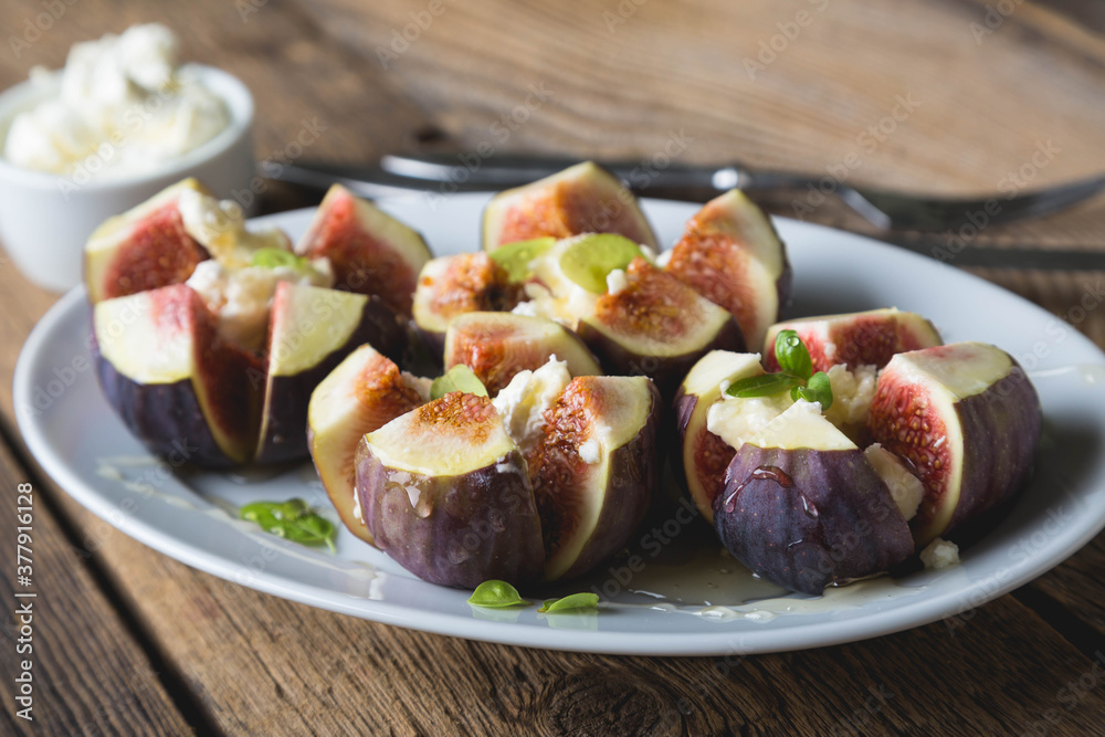 Fresh figs with cream cheese and honey Fresh figs with cream cheese and honey