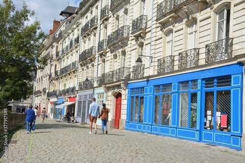 Nantes - Centre ville - Promenade en amoureux sur une rue pavée autour du château des ducs de Bretagne  photo