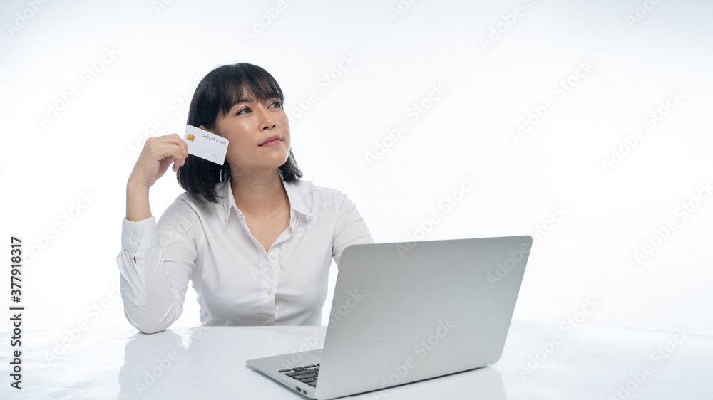 Working women are using credit cards to shop online at Labtob. Working women are using credit cards to shop online at Labtob.