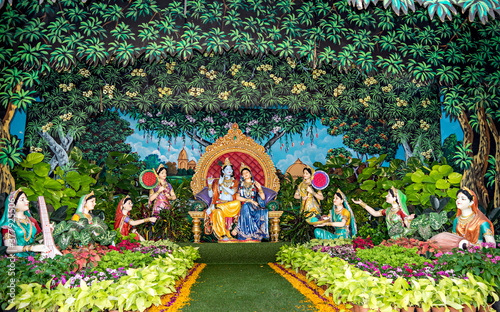 Obraz na plátně Colorful life size idols of Krishna,Radha & Gopis sitting at Prem Mandir temple