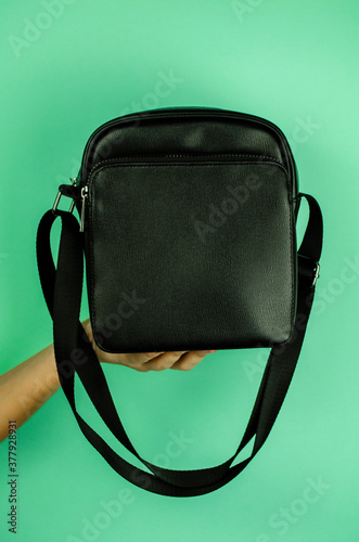 bolso cruzado de cuero negro photo