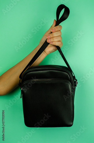 bolso cruzado de cuero negro