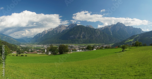 Panoramablick   ber Lienz auf das Bergmassiv der Lienzer Dolomiten
