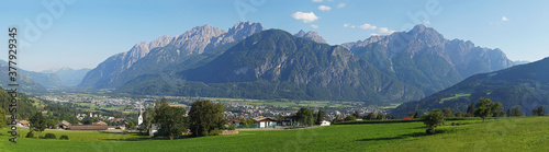 Panoramablick über Lienz auf das Bergmassiv der Lienzer Dolomiten