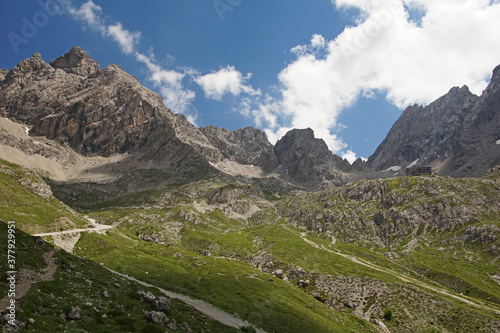 Blick entlang des Wanderwegs zur Karlsbader Hütte auf das Felsmassiv der Lienzer Dolomiten