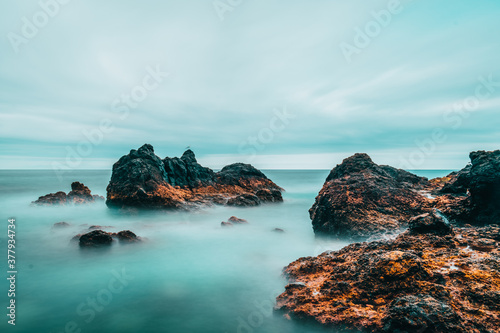 Paisaje de largaexposición en el mar con rocas y acantilados