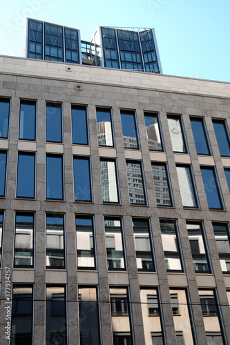 Spiegelnde Fassade der neuen Firmenzentrale von Union Investment bei Sonnenschein am 07.08.2020 in der Weißfrauenstraße in der Innenstadt von Frankfurt am Main in Hessen