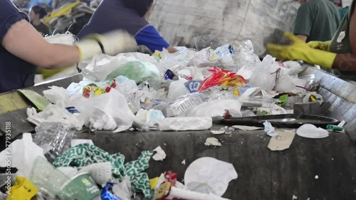 materiais recicláveis em galpão de cooperativa photo