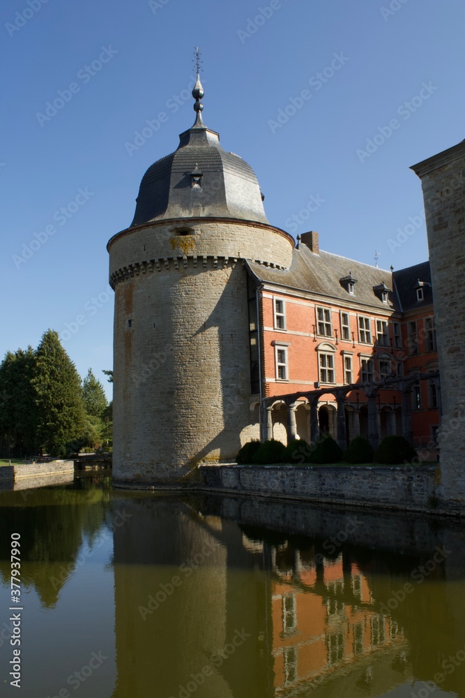 Le château de Lavaux Sainte-Anne.