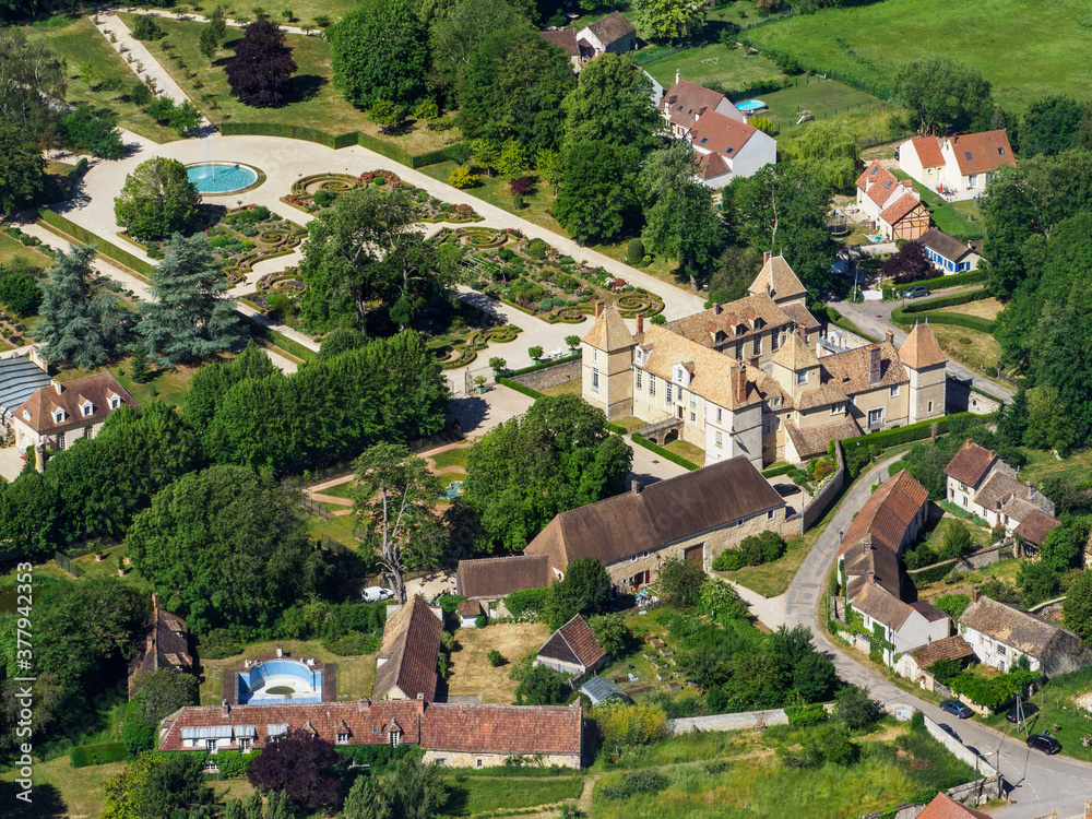 vue aérienne du château de Corbeville dans les Yvelines en France