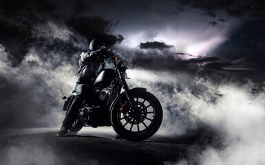 Tableau sur plexiglas Moto Motard puissant sur chopper la nuit  © Jag_cz