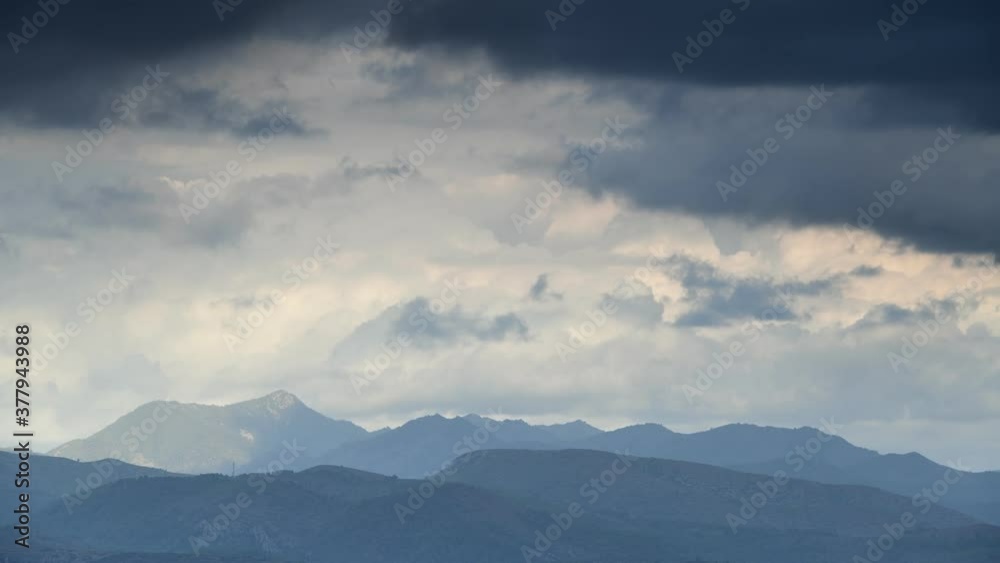 Time lapse de nubes tormentosas sobre la Sierra de Espadán, en la provincia de Castellón. Comunidad Valenciana. España Time lapse de nubes tormentosas sobre la Sierra de Espadán, en la provincia de Castellón. Comunidad Valenciana. España