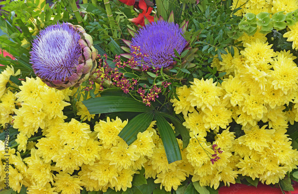 Flower arrangement with chrysanthemums.