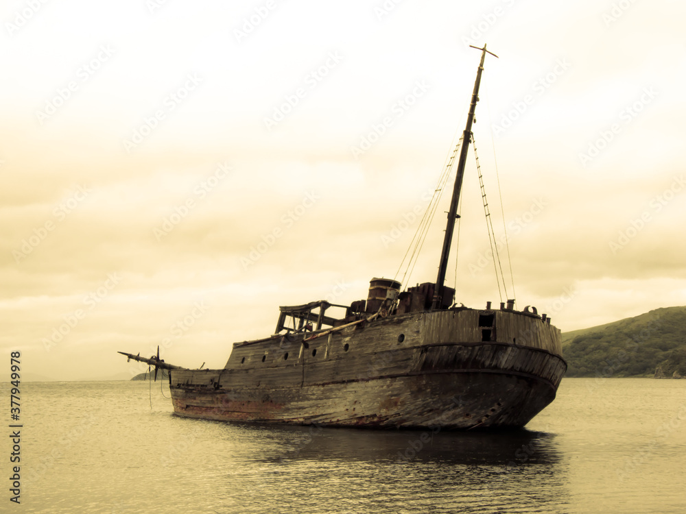 Old whaler on the sea background - obrazy, fototapety, plakaty 