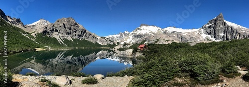 Vista panorámica del lago Jakob y regufio San Martín, Bariloche, Argentina.