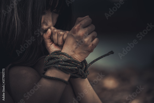 Canvastavla Asian hostage woman Bound with rope at night scene,The thieves kidnapped for ran