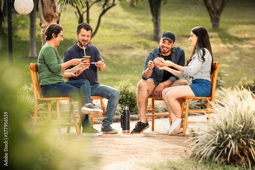 Cuadro en lienzo Encontro de família ao ar livre tomando chimarrão