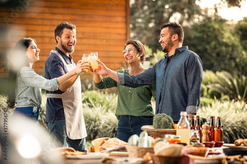Almoço em família ao ar livre, comemoração.