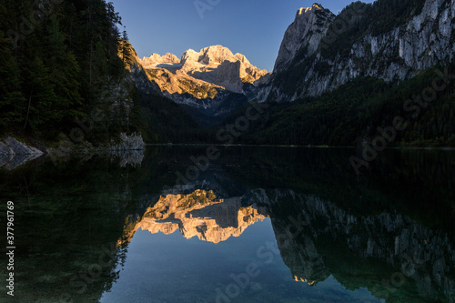 Perfekte Spiegelung des Dachsteins im Vorderen Gausausee / Perfect reflection of Dachstein mountains in Lower Gosausee lake © Stefan
