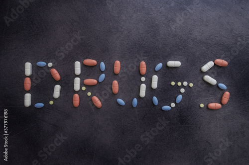 Pills lettering- napis z tabletek- drugs